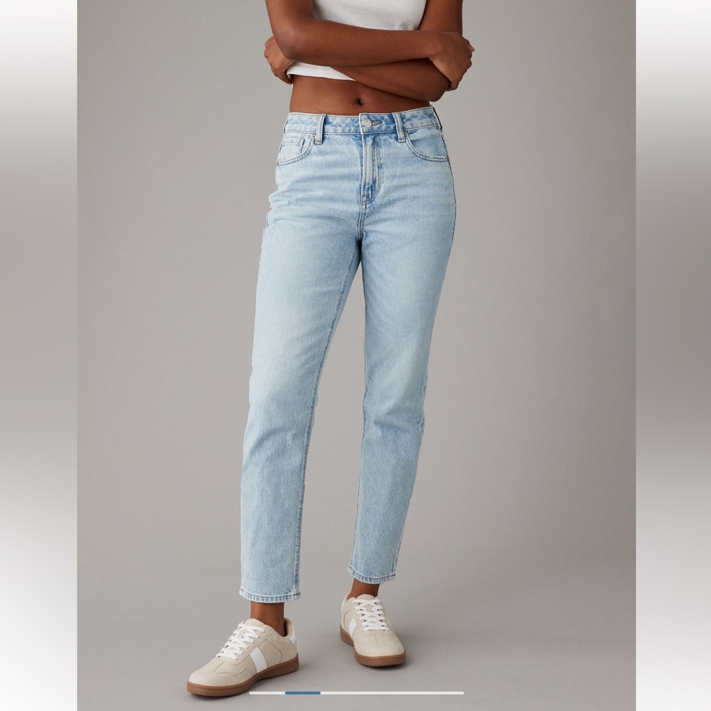 American Eagle Light Wash Strigid Mom Jeans